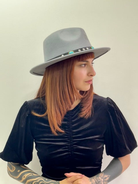 Sombrero pedrería gris